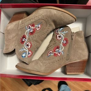 Carlos Santana booties with floral embroidery